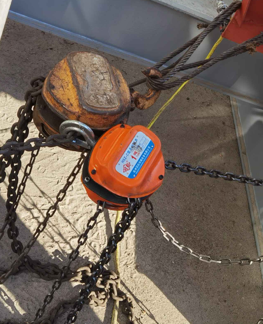 冠航手拉葫蘆在建筑工地牽引作業